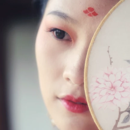 大唐紅裳帶傘女生頭像，唯美古風(fēng)真人頭像