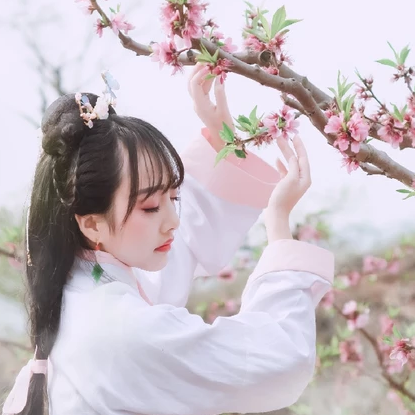 粉紅少女帶團(tuán)扇女生頭像，唯美古風(fēng)真人頭像