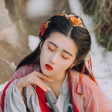 暮雪賞花彈琴女生頭像，唯美古風真人頭像