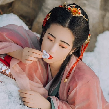 暮雪賞花彈琴女生頭像，唯美古風真人頭像