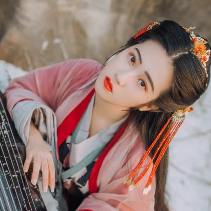 暮雪賞花彈琴女生頭像，唯美古風真人頭像