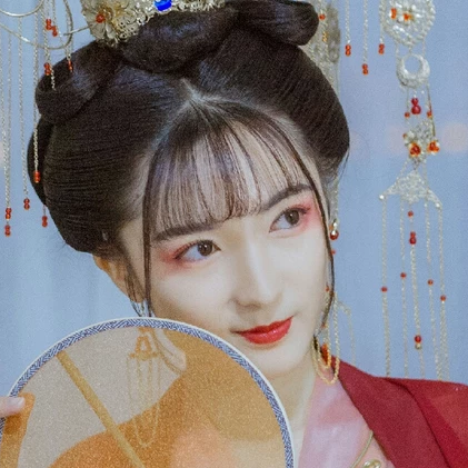 紅紗裙帶團(tuán)扇女生頭像，唯美古風(fēng)真人頭像