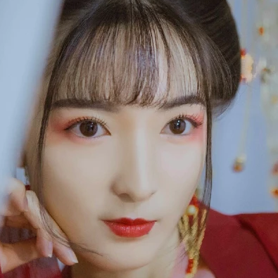 紅紗裙帶團(tuán)扇女生頭像，唯美古風(fēng)真人頭像