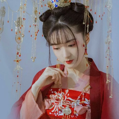 紅紗裙帶團(tuán)扇女生頭像，唯美古風(fēng)真人頭像