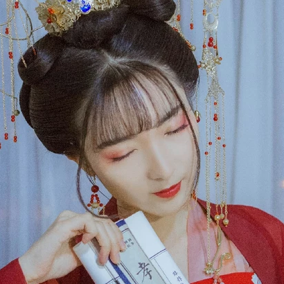 紅紗裙帶團(tuán)扇女生頭像，唯美古風(fēng)真人頭像