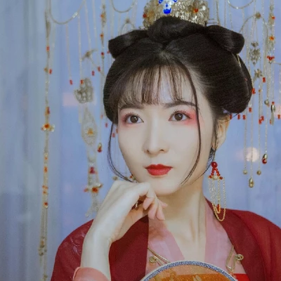 紅紗裙帶團(tuán)扇女生頭像，唯美古風(fēng)真人頭像
