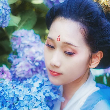 藍(lán)顏花艷帶傘女生頭像，唯美古風(fēng)真人頭像