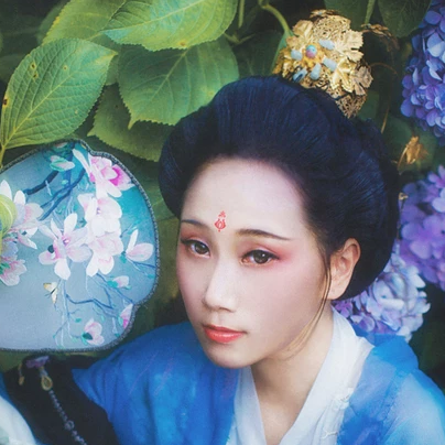 藍(lán)顏花艷帶傘女生頭像，唯美古風(fēng)真人頭像