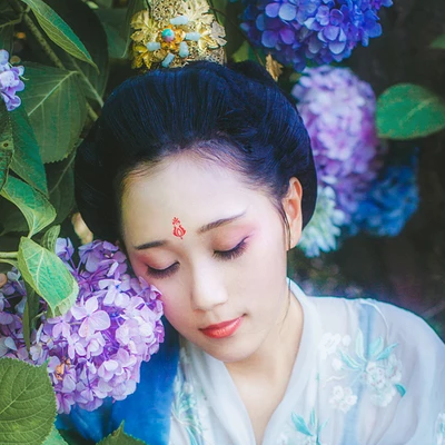 藍(lán)顏花艷帶傘女生頭像，唯美古風(fēng)真人頭像