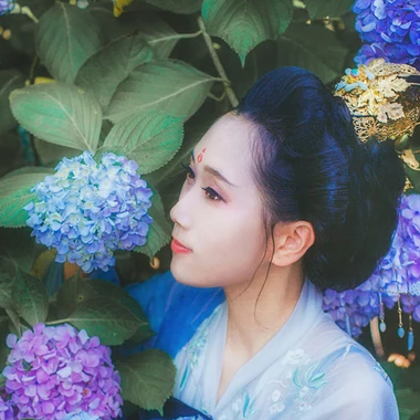 藍(lán)顏花艷帶傘女生頭像，唯美古風(fēng)真人頭像