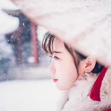 身紅披風(fēng)持傘賞雪女生頭像，唯美古風(fēng)真人頭像