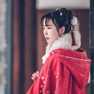 身紅披風(fēng)持傘賞雪女生頭像，唯美古風(fēng)真人頭像