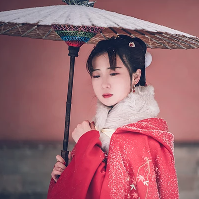 身紅披風(fēng)持傘賞雪女生頭像，唯美古風(fēng)真人頭像