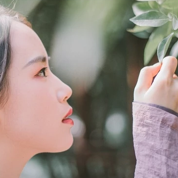 愜意喝酒賞花女生頭像，唯美古風(fēng)真人頭像