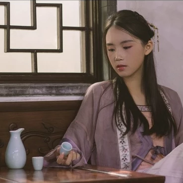 愜意喝酒賞花女生頭像，唯美古風(fēng)真人頭像