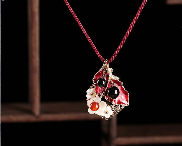 簡(jiǎn)約貝殼花朵吊墜首飾，妖艷古風(fēng)紅色項(xiàng)鏈