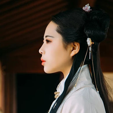 白衣風(fēng)度帶折扇女生頭像，唯美古風(fēng)真人頭像