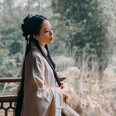 白衣風(fēng)度帶折扇女生頭像，唯美古風(fēng)真人頭像