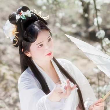 玉山清帶傘女生頭像，唯美古風(fēng)真人頭像