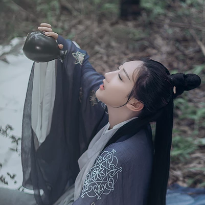 禪意喝酒女生頭像，唯美古風(fēng)真人頭像