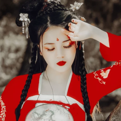 艷麗紅衣女生頭像，唯美古風(fēng)真人頭像