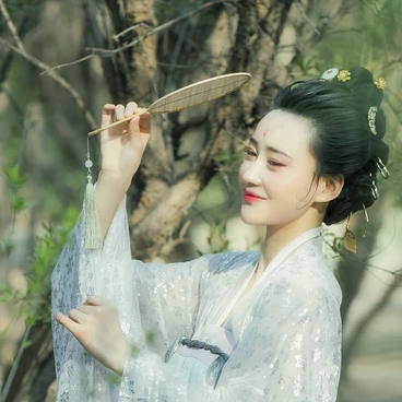 優(yōu)雅賞春帶團扇女生頭像，唯美古風真人頭像