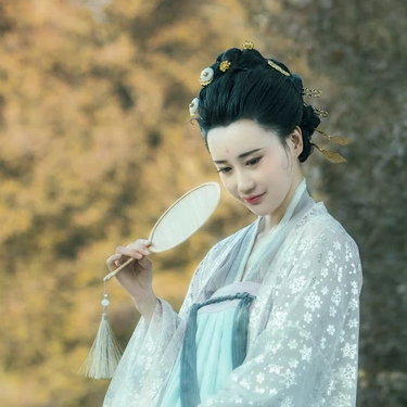 優(yōu)雅賞春帶團扇女生頭像，唯美古風真人頭像