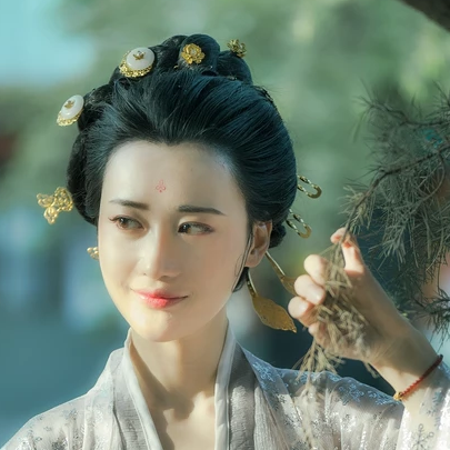 優(yōu)雅賞春帶團扇女生頭像，唯美古風真人頭像