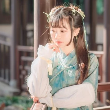 淡綠清新帶團扇女生頭像，唯美古風(fēng)真人頭像