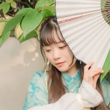 淡綠清新帶團扇女生頭像，唯美古風(fēng)真人頭像