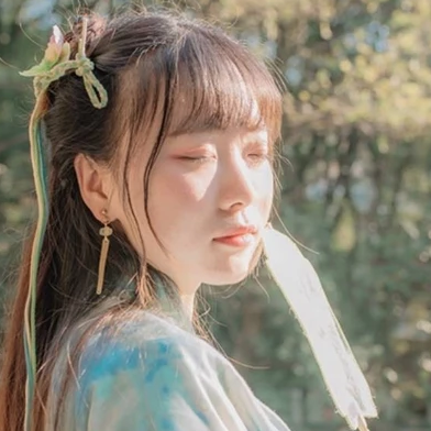 淡綠清新帶團扇女生頭像，唯美古風(fēng)真人頭像