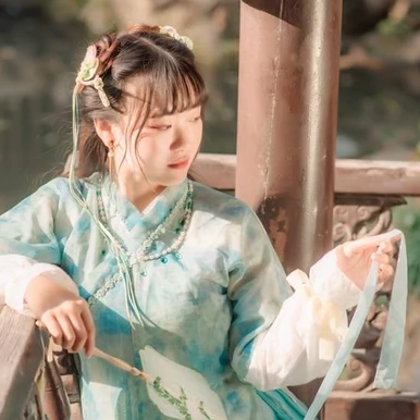 淡綠清新帶團扇女生頭像，唯美古風(fēng)真人頭像