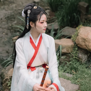 文藝春風女生頭像，唯美古風真人頭像