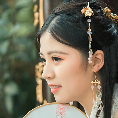 繡球花帶團(tuán)扇女生頭像，唯美古風(fēng)真人頭像