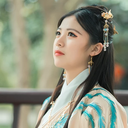 繡球花帶團(tuán)扇女生頭像，唯美古風(fēng)真人頭像