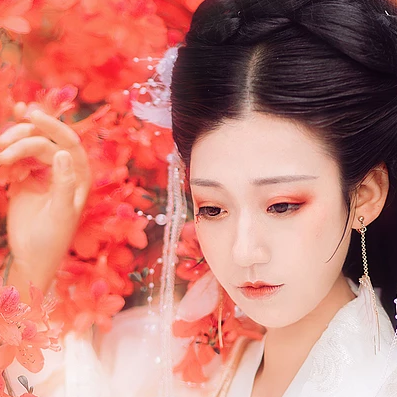 楓葉白衣帶團(tuán)扇女生頭像，唯美古風(fēng)真人頭像