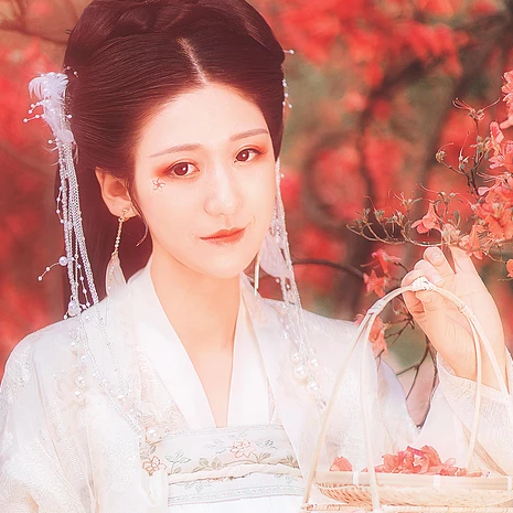 楓葉白衣帶團(tuán)扇女生頭像，唯美古風(fēng)真人頭像