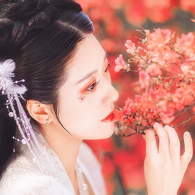 楓葉白衣帶團(tuán)扇女生頭像，唯美古風(fēng)真人頭像