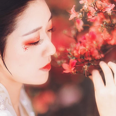 楓葉白衣帶團(tuán)扇女生頭像，唯美古風(fēng)真人頭像