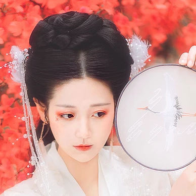 楓葉白衣帶團(tuán)扇女生頭像，唯美古風(fēng)真人頭像