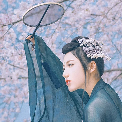 漫櫻少女心帶團(tuán)扇女生頭像，唯美古風(fēng)真頭像