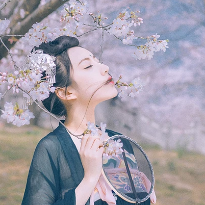 漫櫻少女心帶團(tuán)扇女生頭像，唯美古風(fēng)真頭像