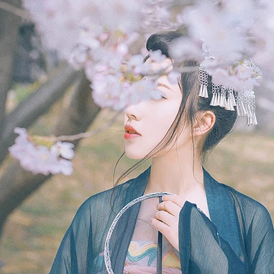 漫櫻少女心帶團(tuán)扇女生頭像，唯美古風(fēng)真頭像