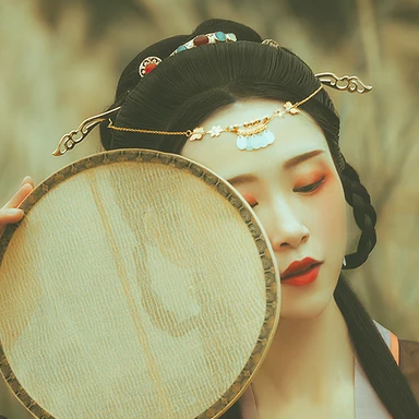 古典少女帶團(tuán)扇女生頭像，唯美古風(fēng)真頭像