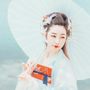 羽仙帶傘女生頭像，唯美古風(fēng)真人頭像