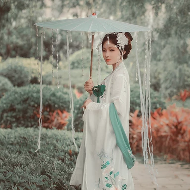 春風(fēng)撲面女生頭像，唯美古風(fēng)真人頭像