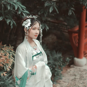 春風(fēng)撲面女生頭像，唯美古風(fēng)真人頭像