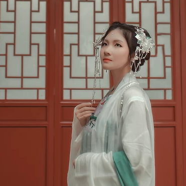 春風(fēng)撲面女生頭像，唯美古風(fēng)真人頭像