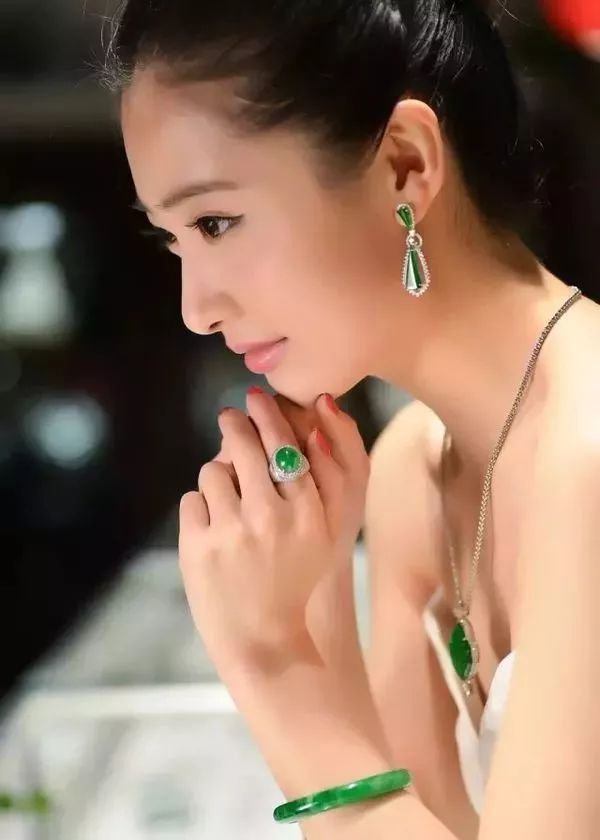 手串怎么戴？左戴玉右戴銀養(yǎng)生更養(yǎng)人！