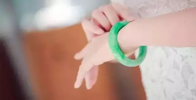 手串怎么戴？左戴玉右戴銀養(yǎng)生更養(yǎng)人！